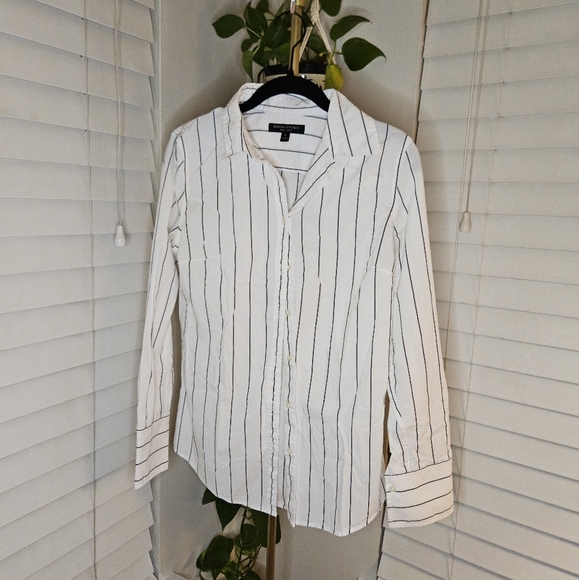 Banana Republic White and Black Striped Button Down Shirt - Picture 1 of 7